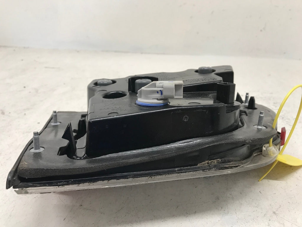 Tail light Damaged Passenger RH 14-21 Jeep Grand Cherokee SRT 68142944AF OEM