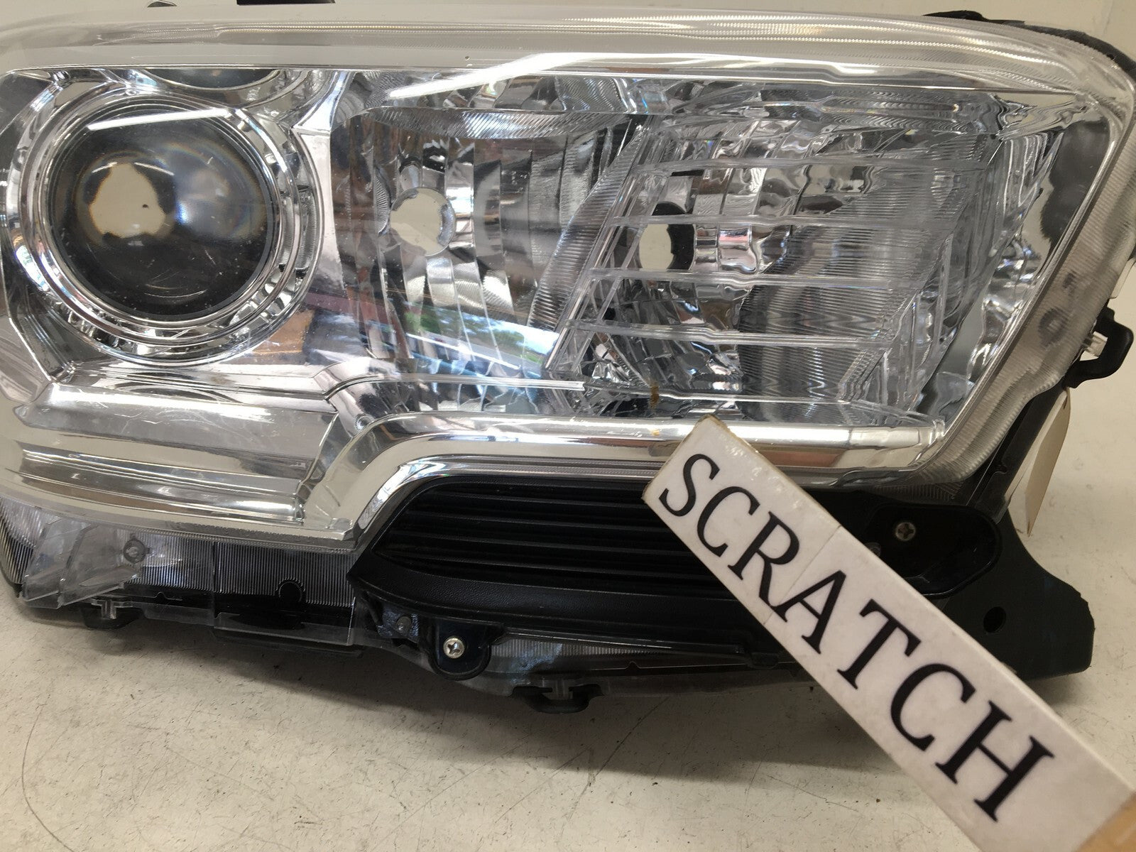Headlight Damaged Right Passenger RH Toyota Tacoma 2016-2018 8111004270 OEM