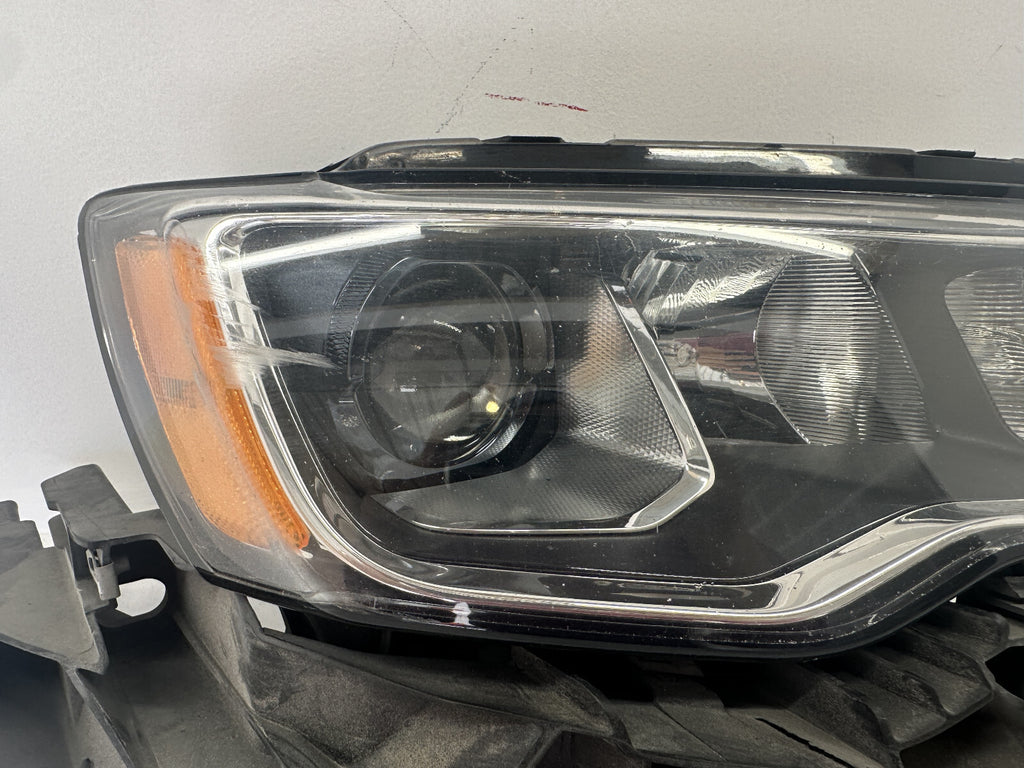 Headlight Damaged Passenger RH 2017 -- 2019 Jeep Grand Cherokee 68289234AD OEM