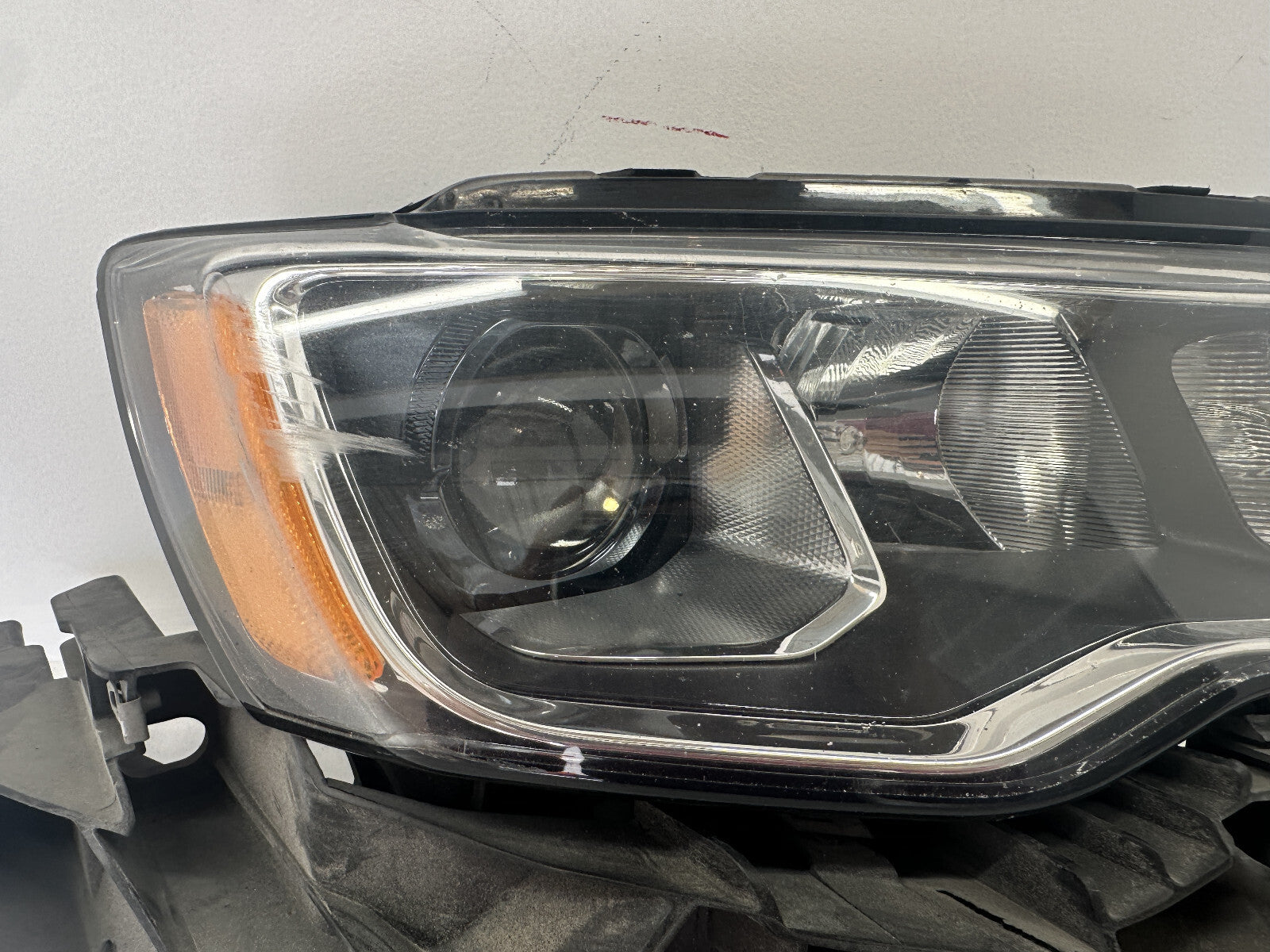 Headlight Damaged Passenger RH 2017 -- 2019 Jeep Grand Cherokee 68289234AD OEM