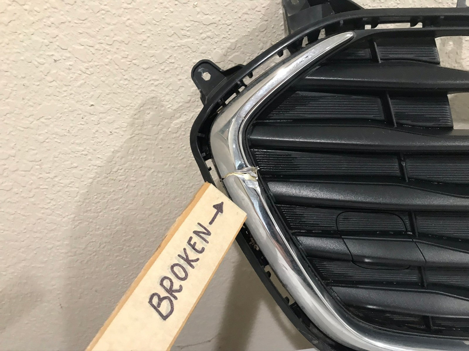 Grill Grille Black 2021-2022 Chevrolet Trax 42532972 OEM