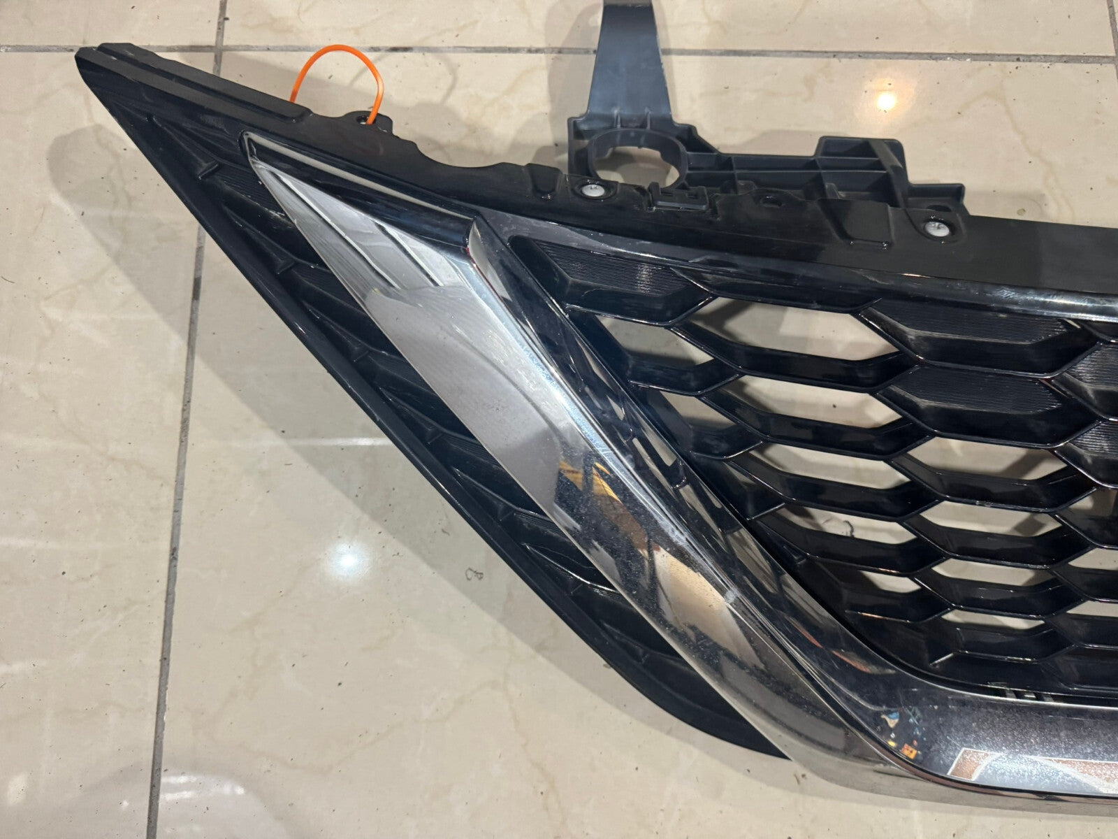 Grill Grille Black/Silver 2016 2017 2018 Nissan Sentra 62310+3yuoa OEM