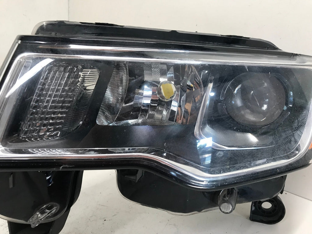 Headlight Damaged Halogen RH Right Jeep Grand Cherokee 17-2021 68289235AC OEM