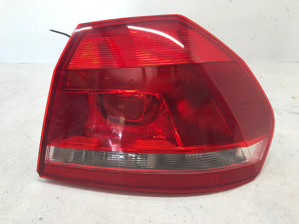 Tail light Damaged Passenger RH 2012-2015 Volkswagen Passat 561945096H OEM