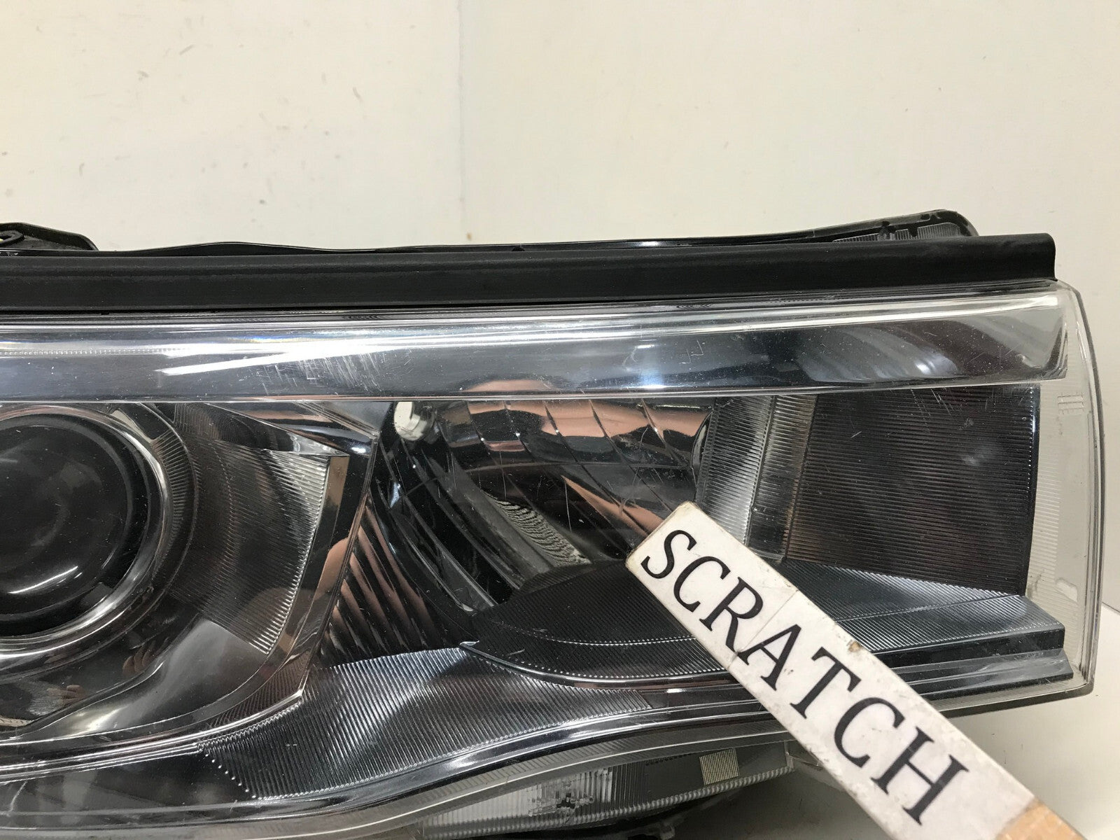 Headlight Damaged RH Passenger 2014 2015 2016 Toyota Highlander 81110-0E250 OEM