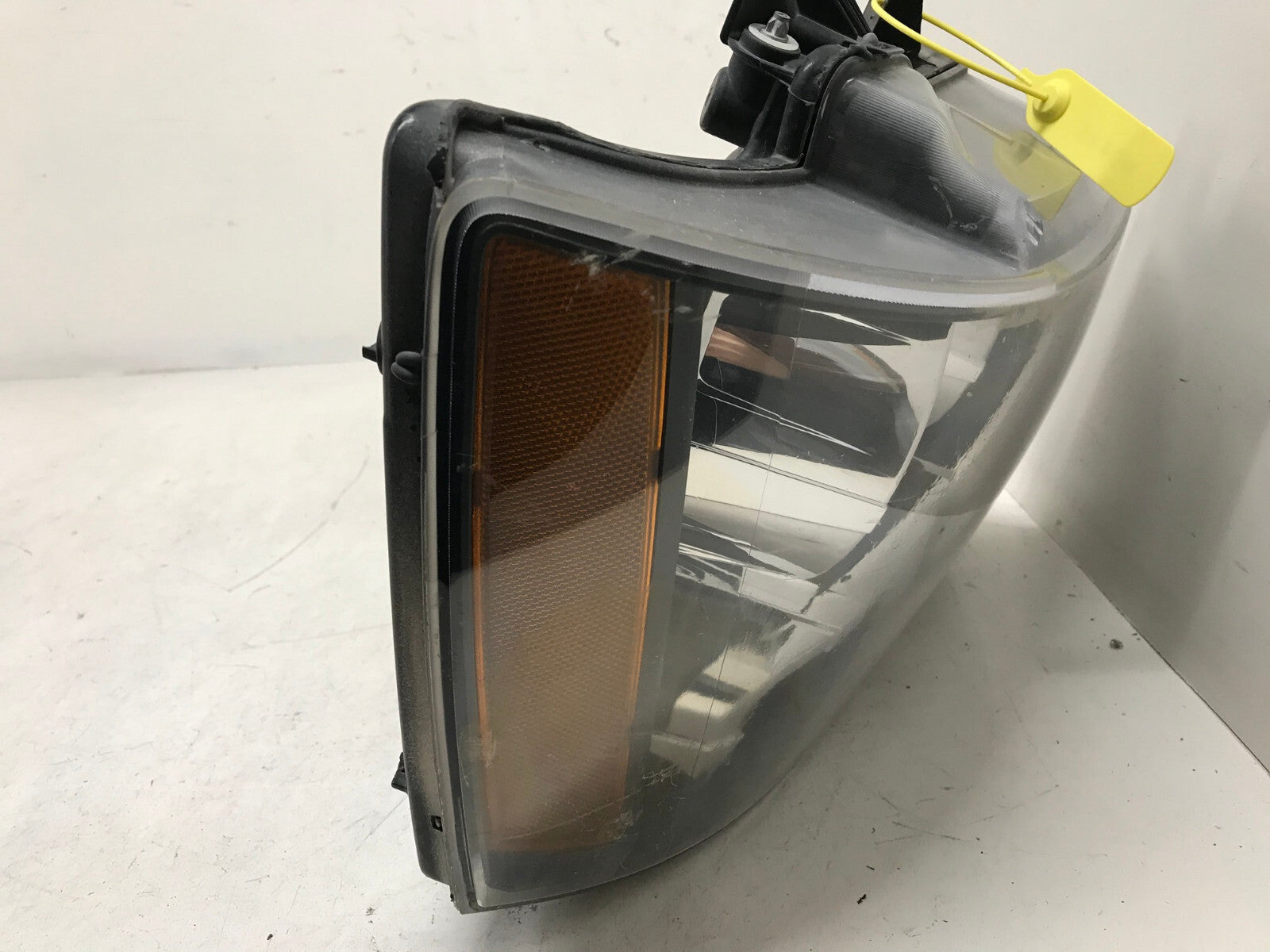 Headlight Damaged Right RH Passenger Chevrolet Suburban 2007-2014 15950808 OEM