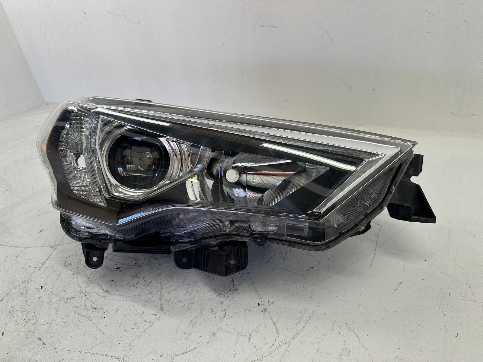 Headlight Damaged Right Passenger RH 2014 - 2019 Toyota 4Runner 8113035541 OEM