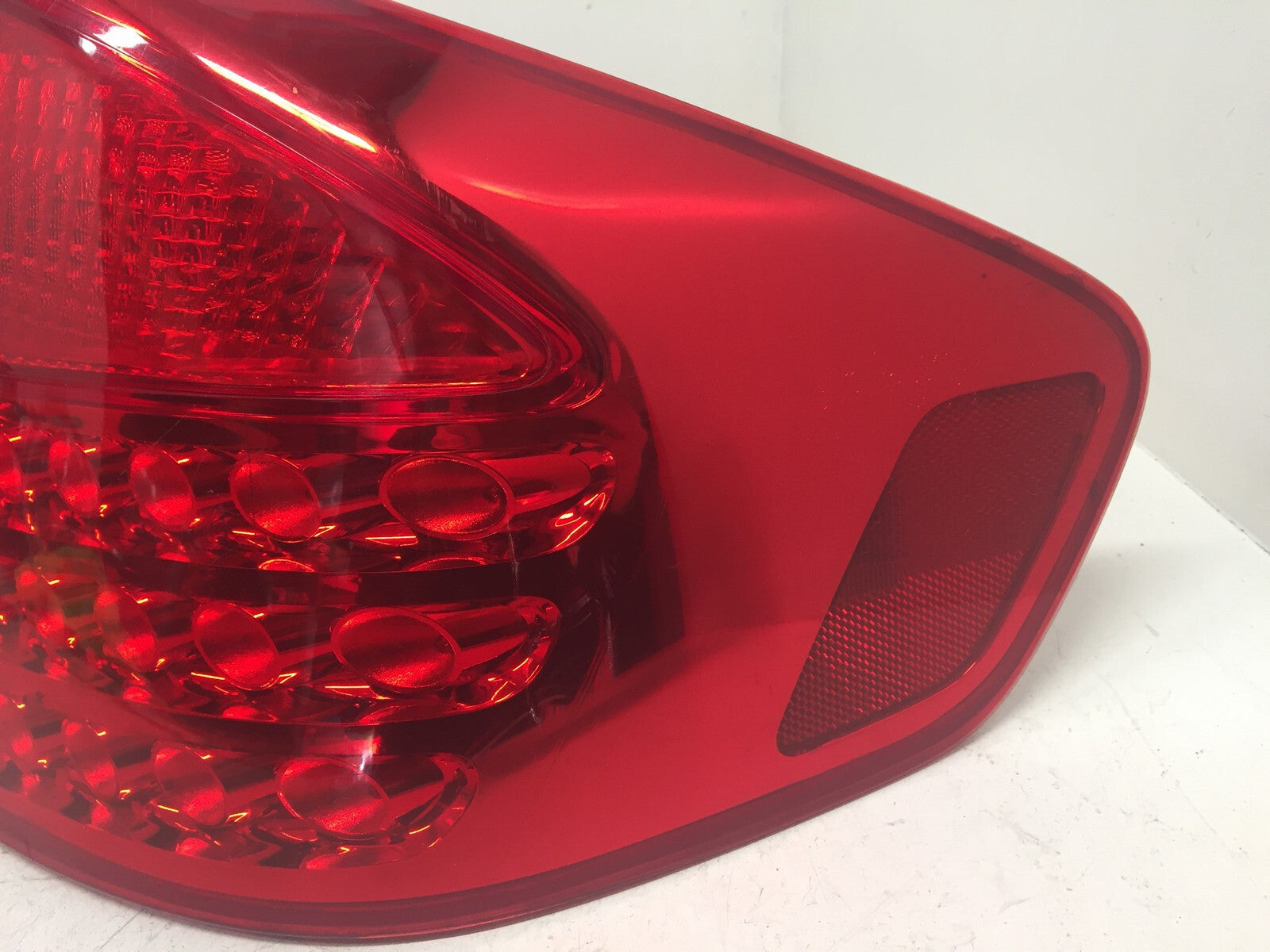 Taillight Damaged RH Right Passenger Infiniti G35 2003 2004 220-63622 OEM