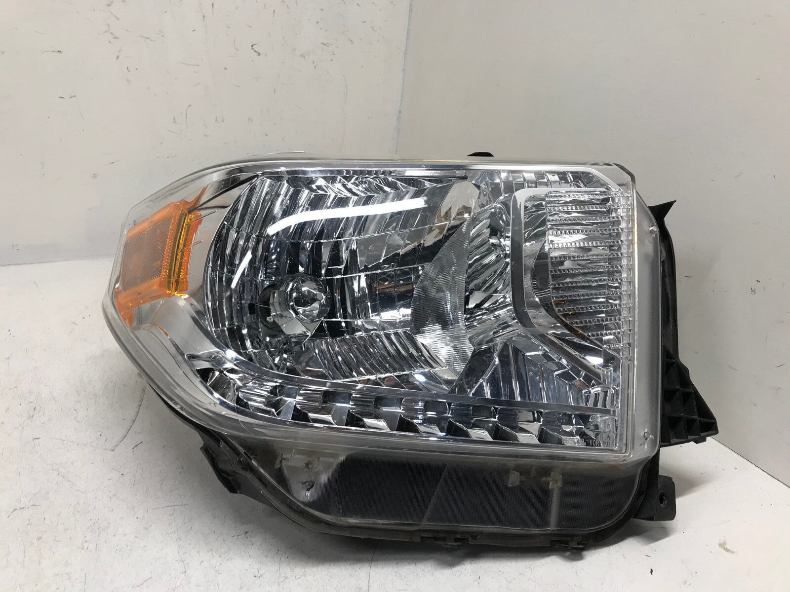 Headlight Damageds Signal Right Passenger RH Toyota Tundra 2014-2017 OEM3