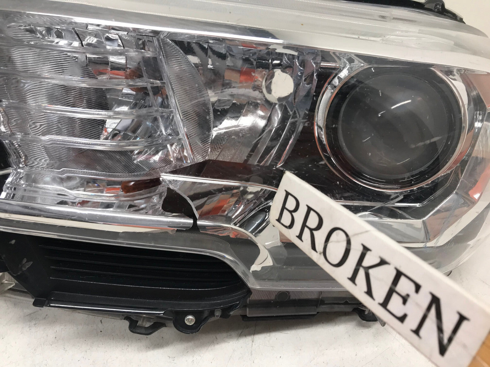 Projector Headlight Damaged Passenger RH Toyota Tacoma 2016-2018 8115004250 OEM2