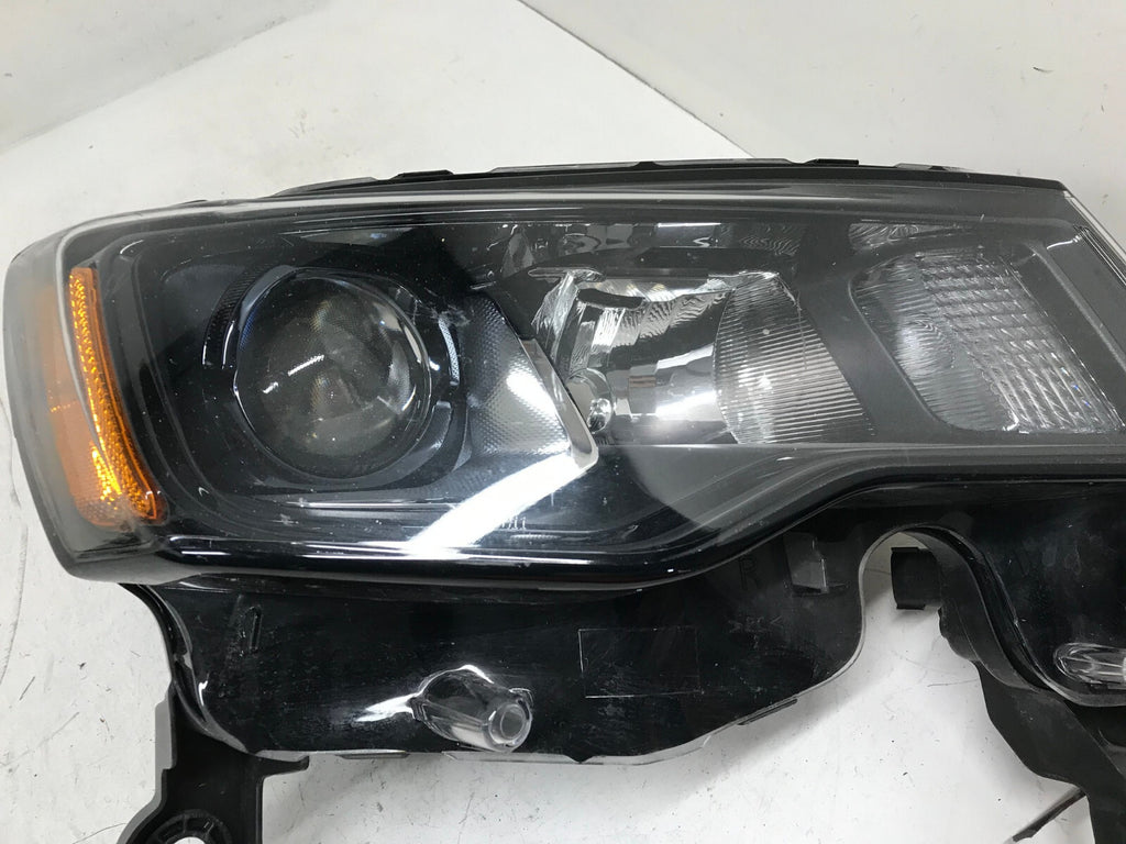 Headlight Damaged Halogen Right RH Jeep Grand Cherokee 17-2021 68266646AD OEM