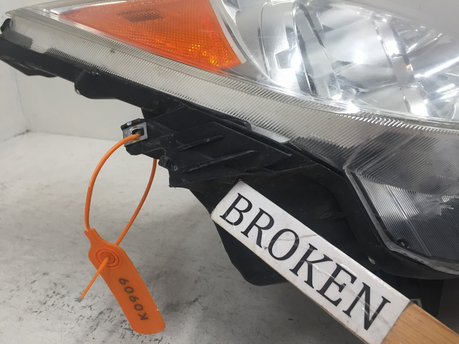 Headlight Damaged Halogen Passenger RH Buick Lacrosse 2010-2013 20941380 OEM