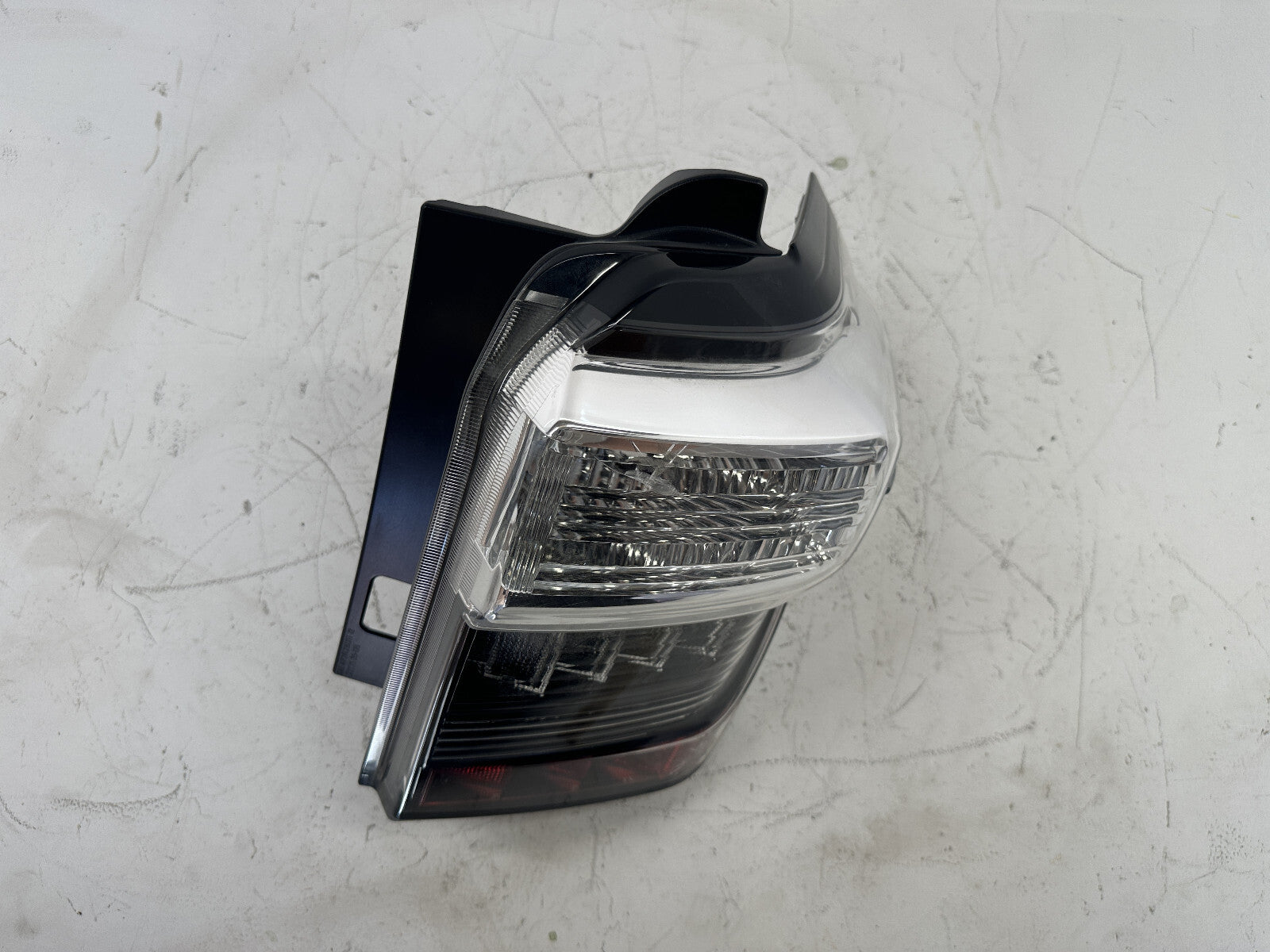 Tail light Damaged Right Passenger RH 2014-2023 Toyota 4Runner 81551-35402 OEM