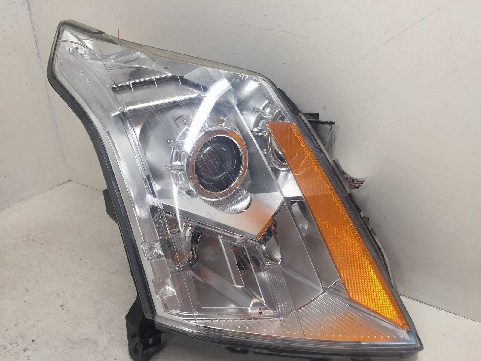 Halogen Headlight Damaged Headlamp Right Passenger RH Cadillac SRX 10-16 OEM