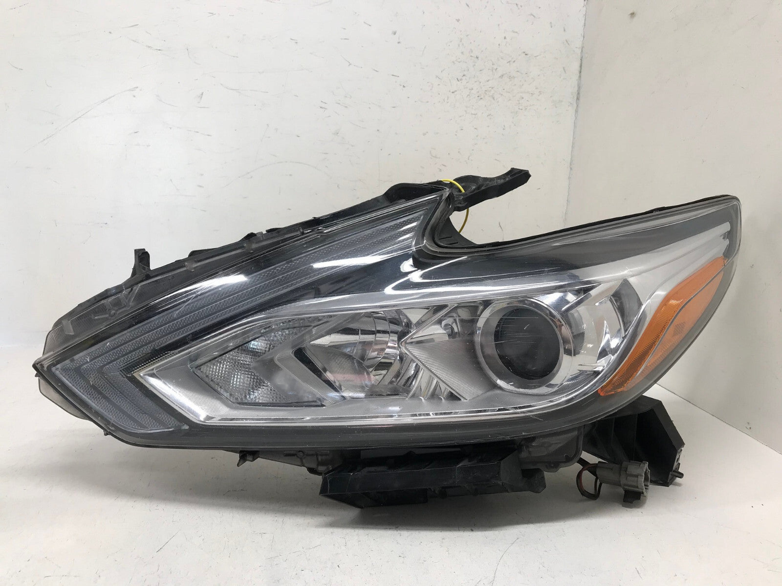 Headlight Damaged Left LH Driver Nissan Altima 2016-2018 260609HS0A OEM