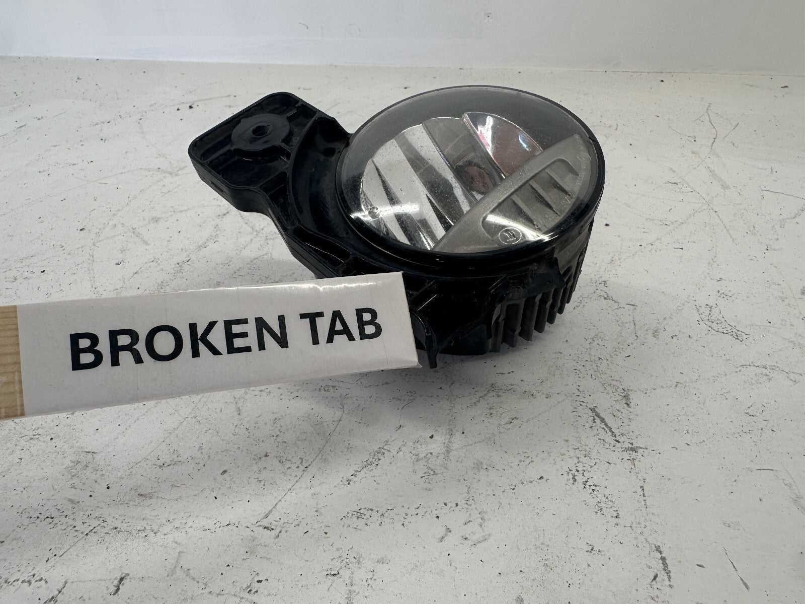 Fog light Damaged Passenger RH 2018-2021 Jeep Wrangler Gladiator 68304048AF OEM