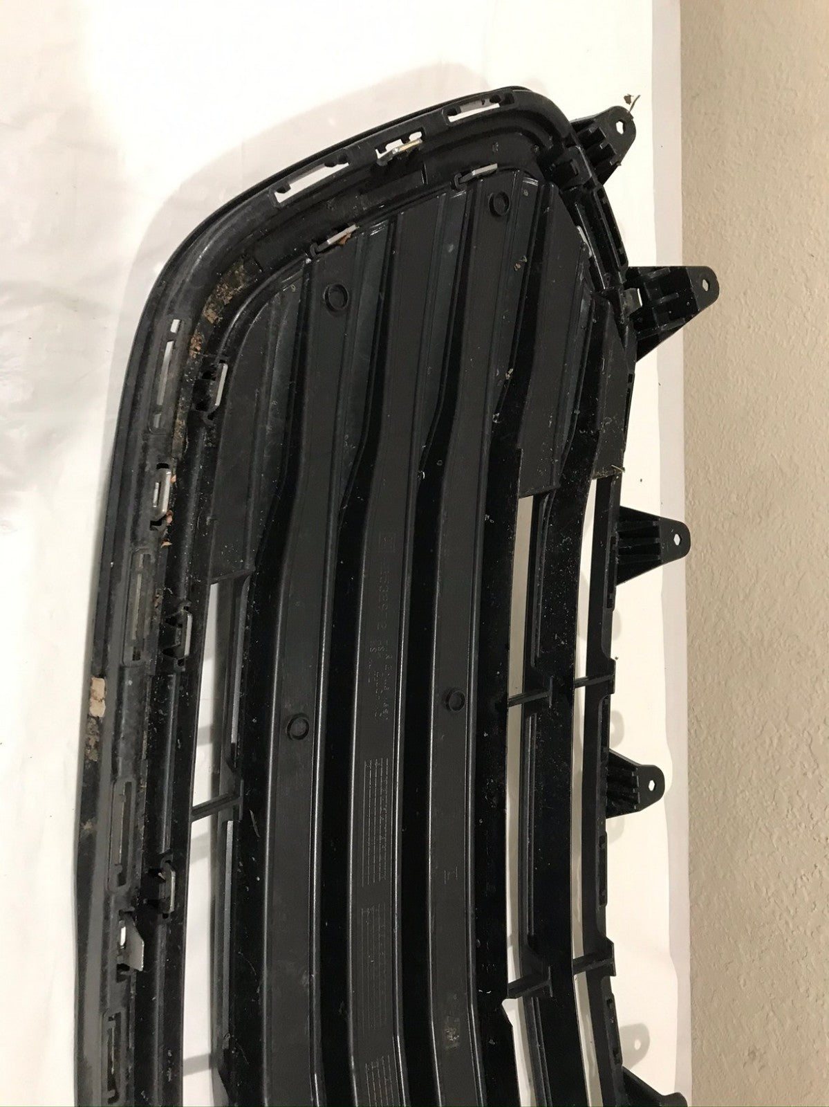 Grill Grille Black 2021-2022 Chevrolet Trax 42532972 OEM