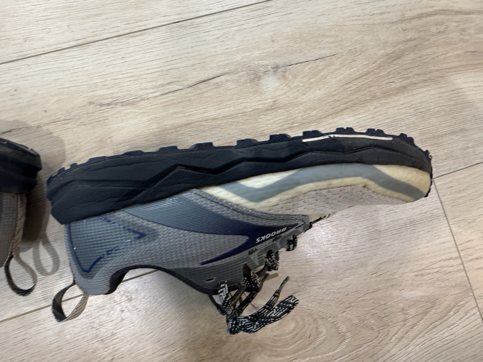 Brooks TRAIL Running Shoes White / Blue  Size 7