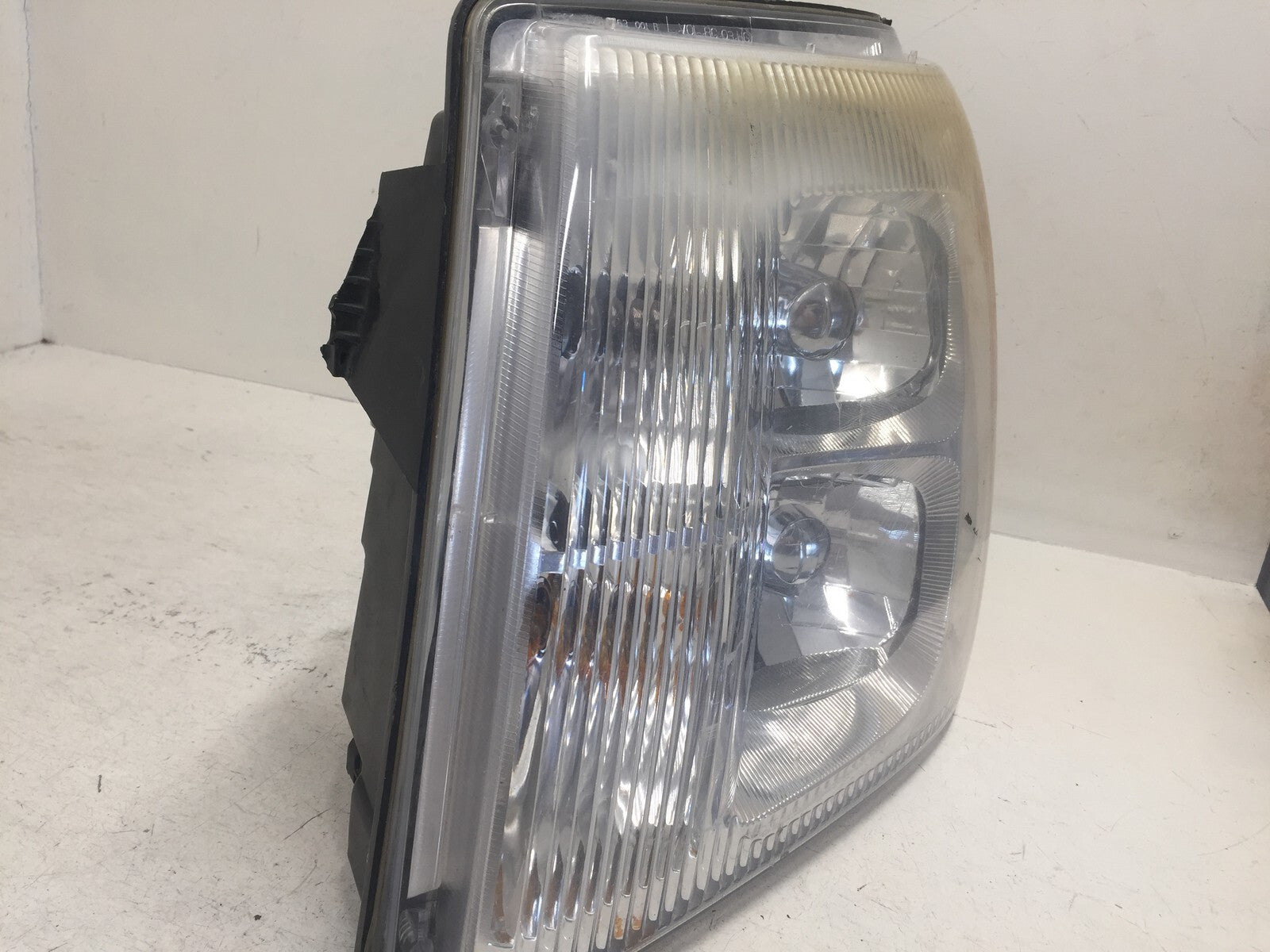 Headlight Damaged Driver Left LH Cadillac Escalade EXT 2003-2006 21995477 OEM
