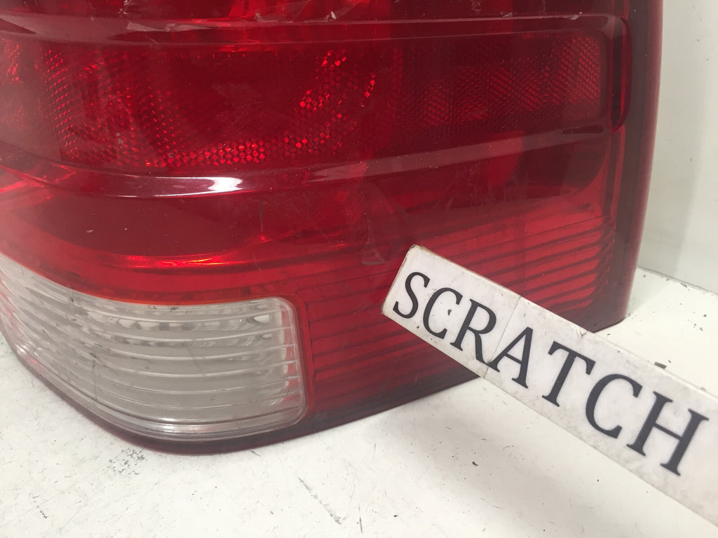 Tail light Damaged Lamp Passenger RH Ford Expedition 2003-2006 2L1Z-13404-AB OEM