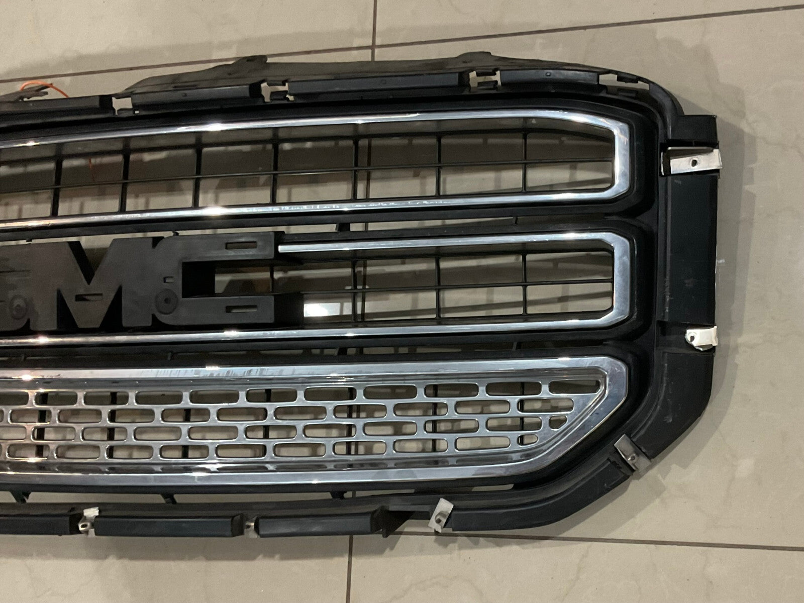 Grille Grill Black & Silver 2015-2018 GMC Yukon 84119634 OEM