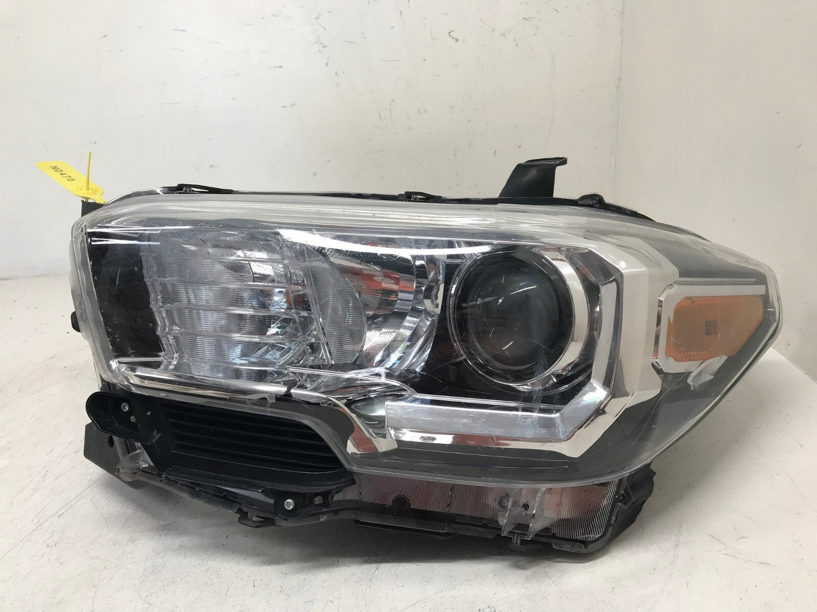 Projector Headlight Damaged Passenger RH Toyota Tacoma 2016-2018 8115004250 OEM2