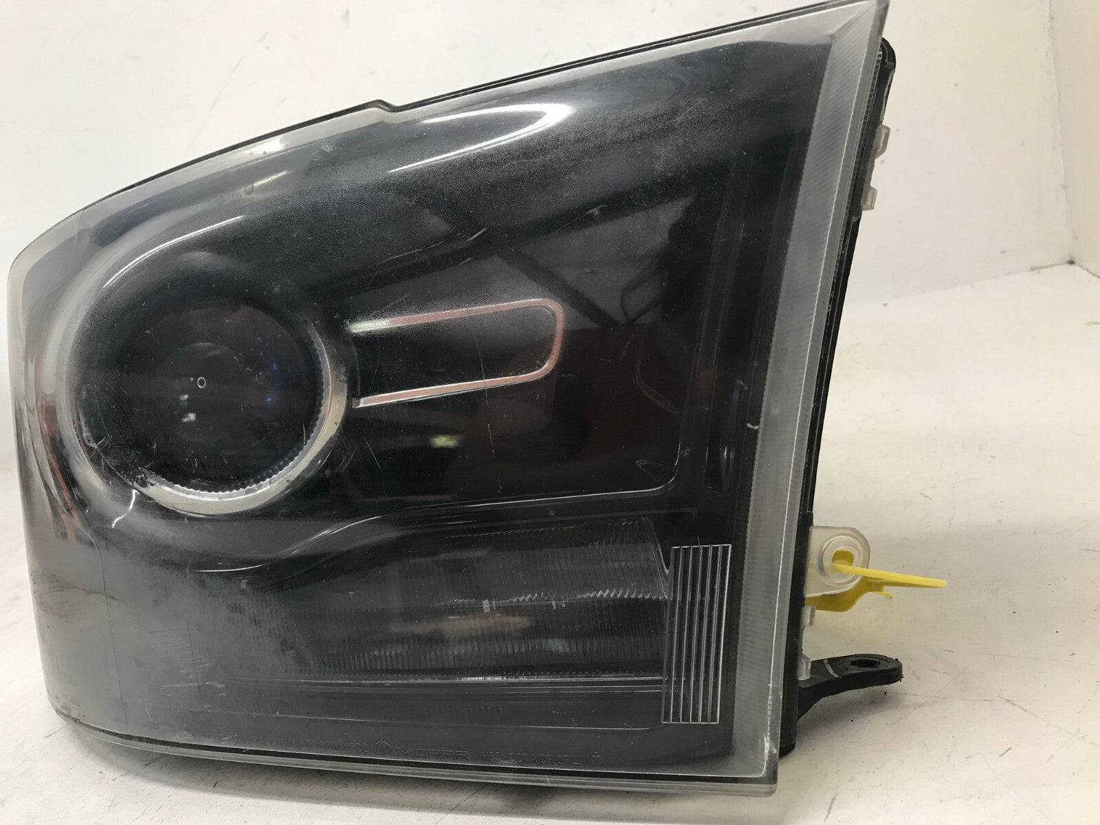 Headlight Damaged Passenger RH Projector Ram Truck 2015-2018 68093220AD OEM