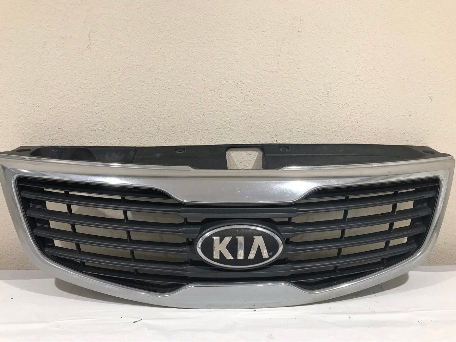 Grill Grille 2011-2012 Kia Sportage 26352-3W000 OEM