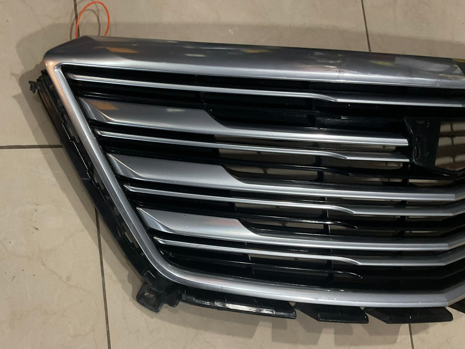 Grill Grille Silver/Black 2017-2019 Cadillac XT5 84107964 OEM
