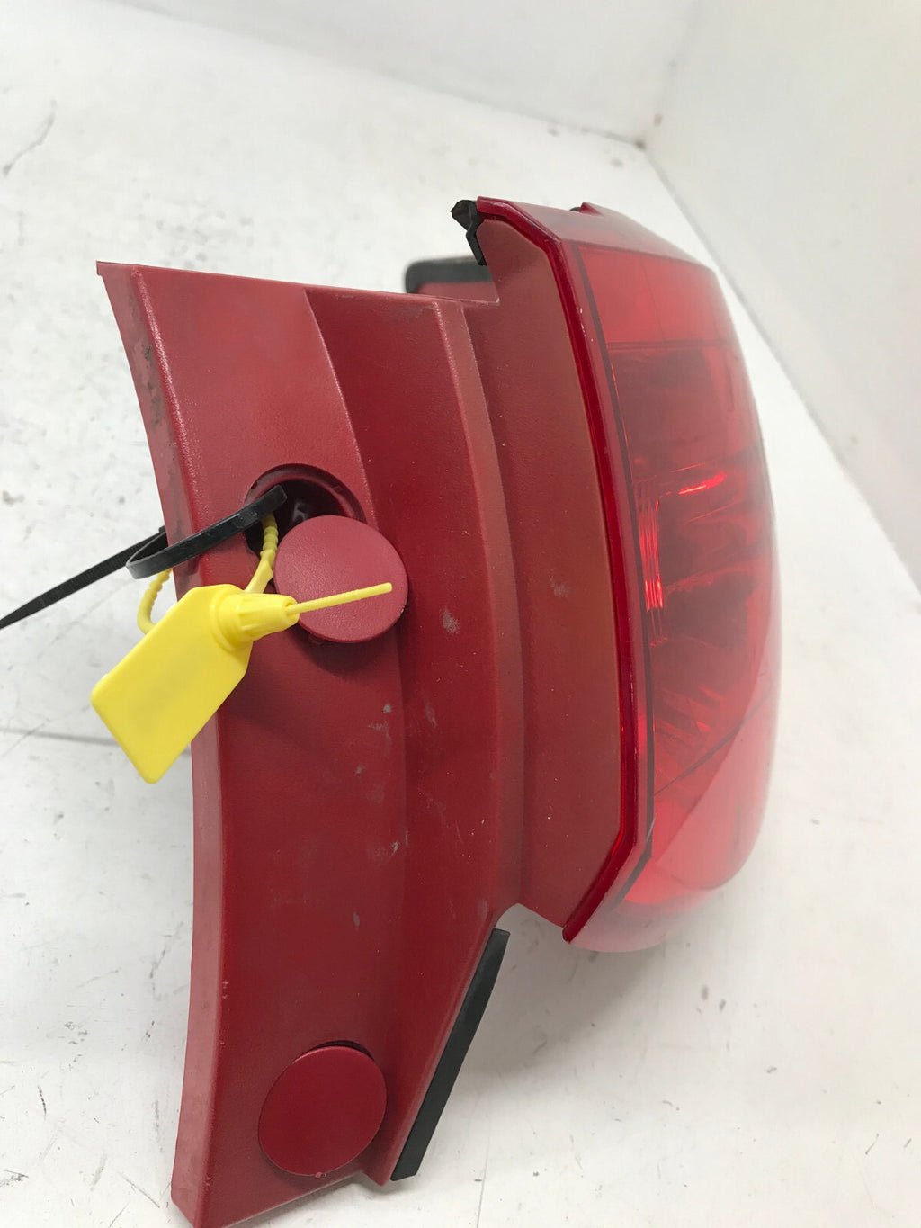 Tail light Damaged Right RH Passenger Chevy Traverse 2009-2012 15912686 OEM