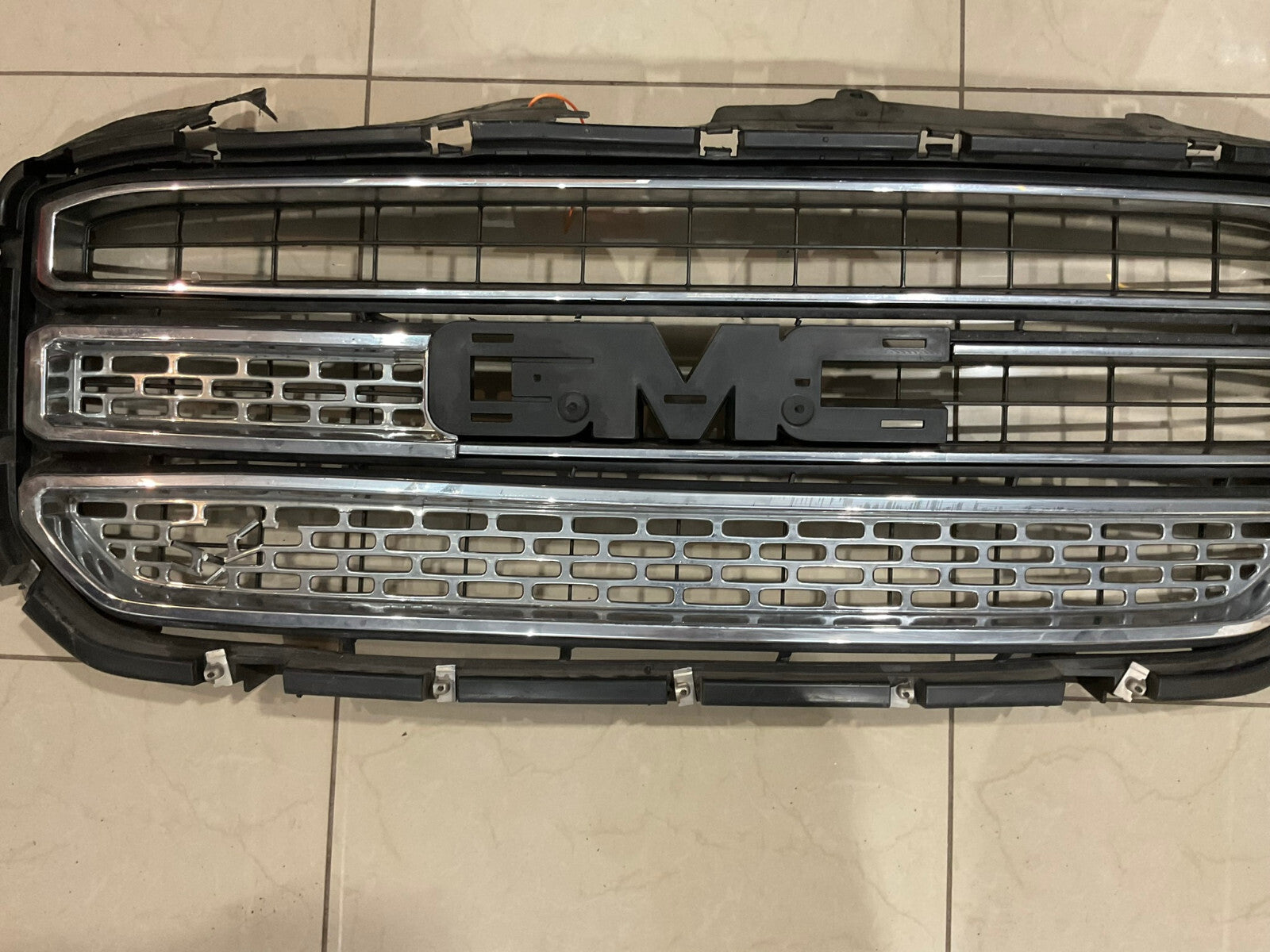 Grille Grill Black & Silver 2015-2018 GMC Yukon 84119634 OEM