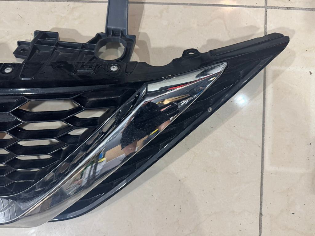 Grill Grille Black/Silver 2016 2017 2018 Nissan Sentra 62310+3yuoa OEM