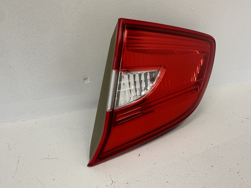 Tail light Damaged Right Passenger RH 16-19 Nissan Sentra 265503YU5A OEM