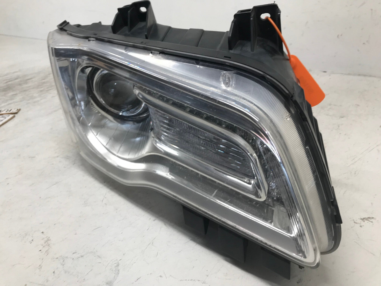 Headlight Damaged Passanger Side RH 18-22 Chrysler 300 L 68269810AC OEM