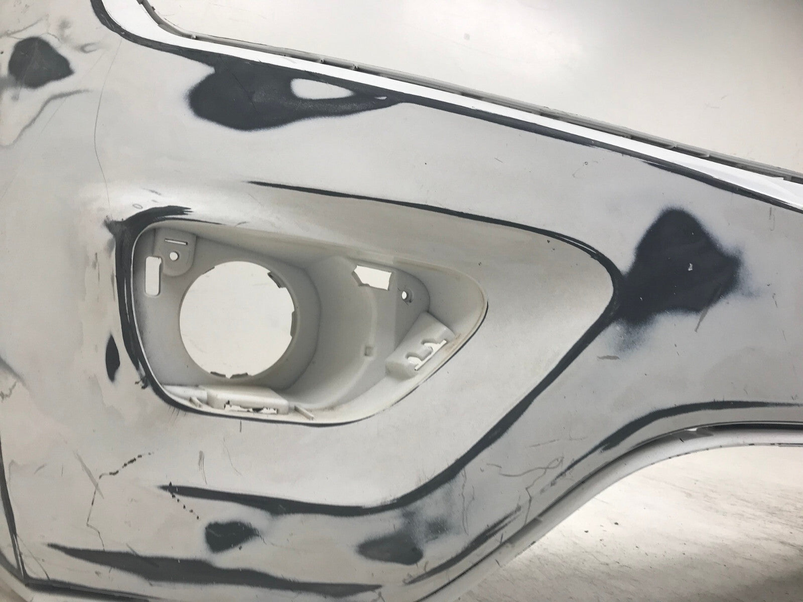 Front Upper Bumper Cover White 14 15 16 Jeep Grand Cherokee 1WL27TZZAC OEM