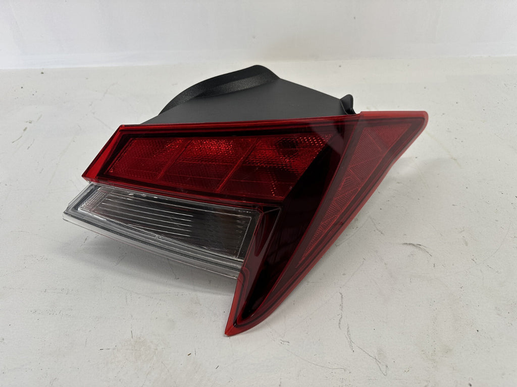 Tail light Damaged Right Passenger RH 2021-2023 Hyundai Elantra 92401AA020 OEM