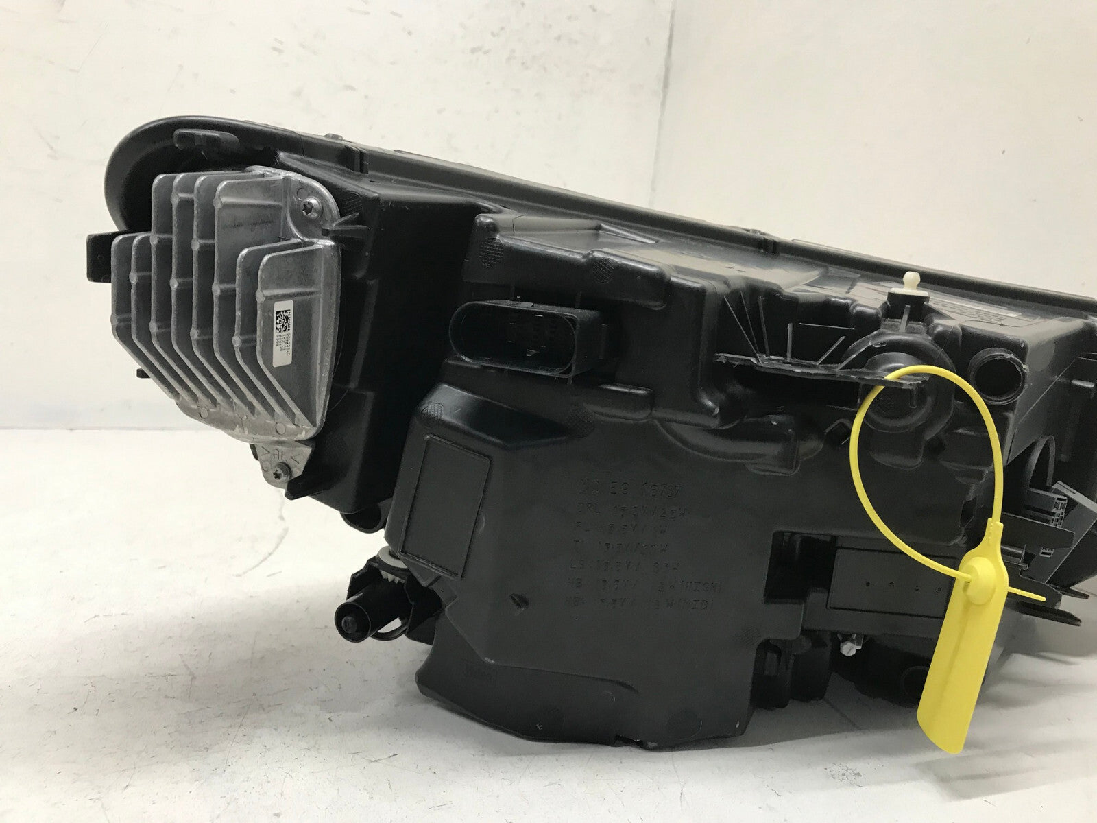 Headlight Damaged Left LH Driver 2019-2021 Volvo XC40 31655996 OEM