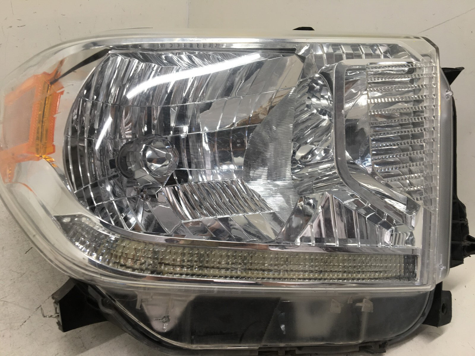 Headlight Damageds Signal Right Passenger RH Toyota Tundra 2014-2017 OEM