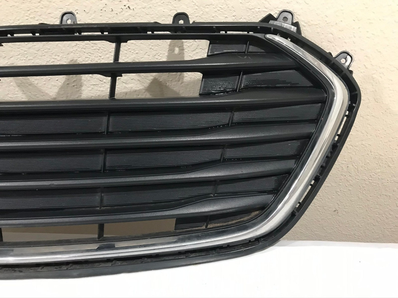 Grill Grille Black 2021-2022 Chevrolet Trax 42532972 OEM