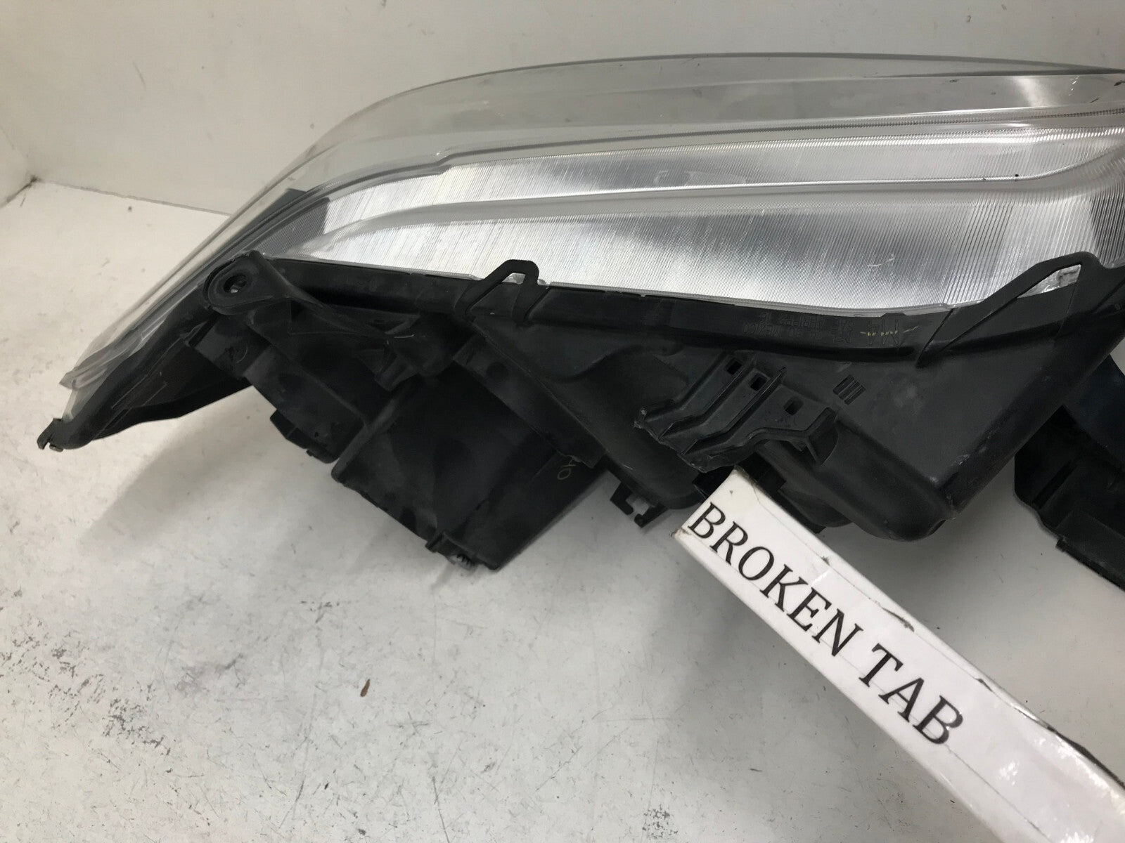 Projector Headlight Damaged Passenger RH Toyota Tacoma 2016-2018 8115004250 OEM2