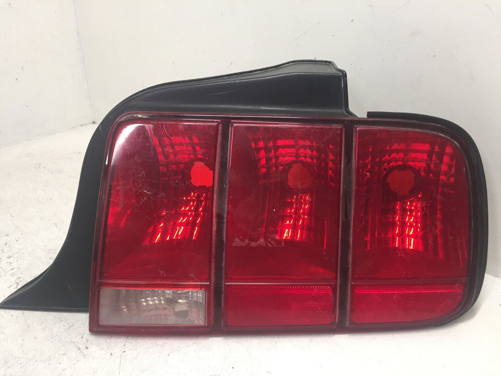 Tail light Damaged Lamp Right Passenger RH Ford Mustang 2005-2007 OEM2