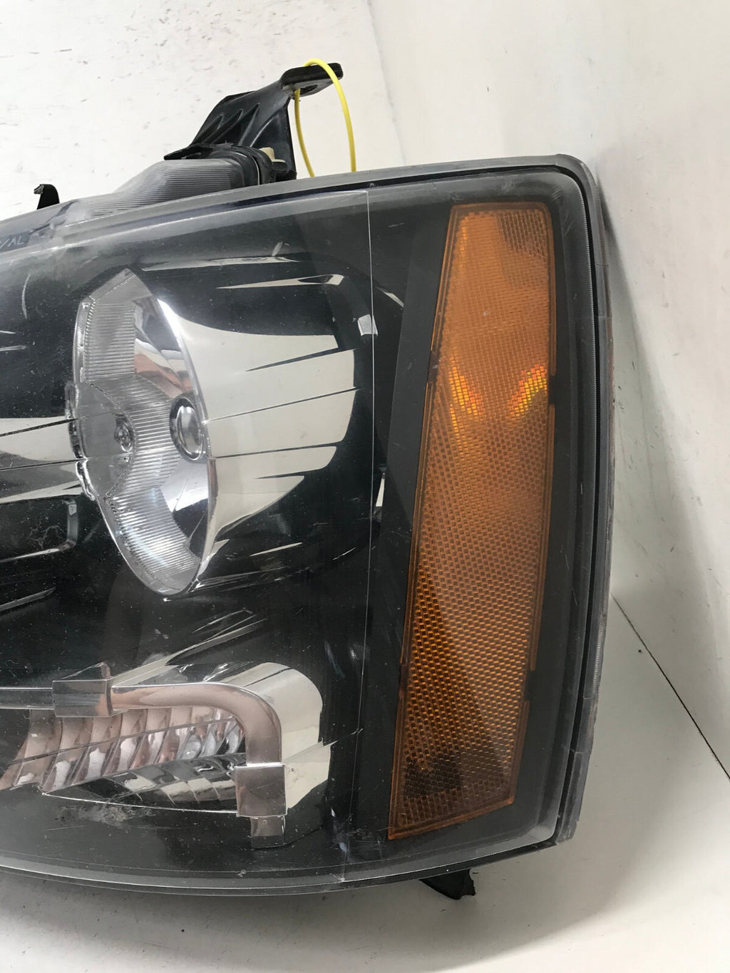Headlight Damaged LH Driver 2007-2014 Chevy Tahoe Suburban 1500 22853025 OEM