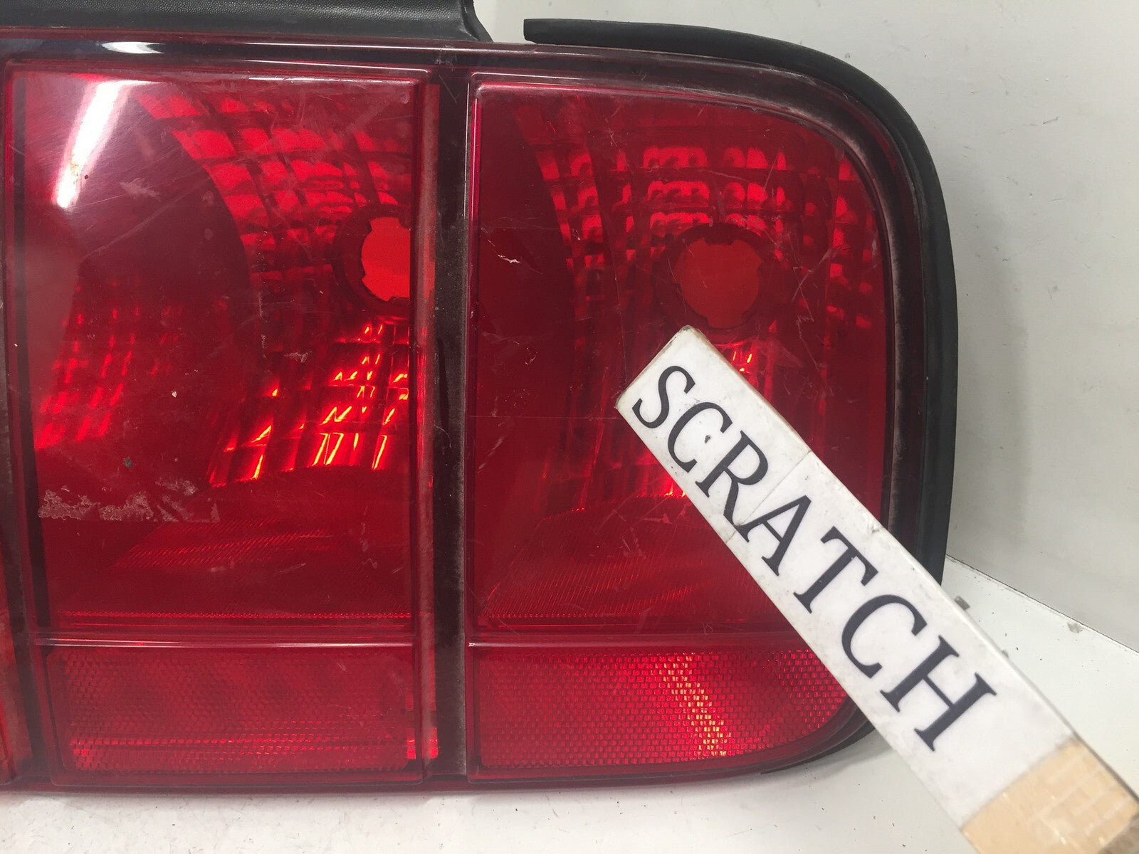 Tail light Damaged Lamp Right Passenger RH Ford Mustang 2005-2007 OEM2