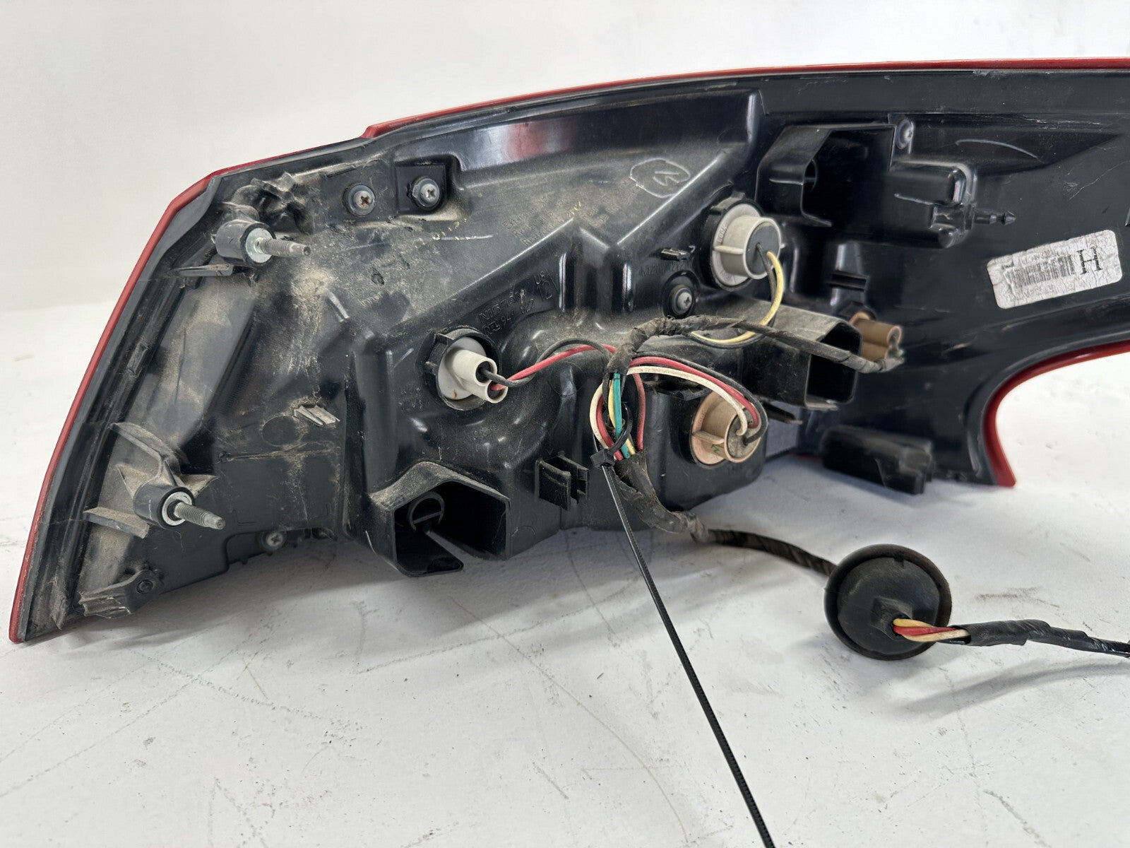 Tail light Damaged Left Driver LH 2016 - 2018 Nissan Altima 265509HS0A OEM