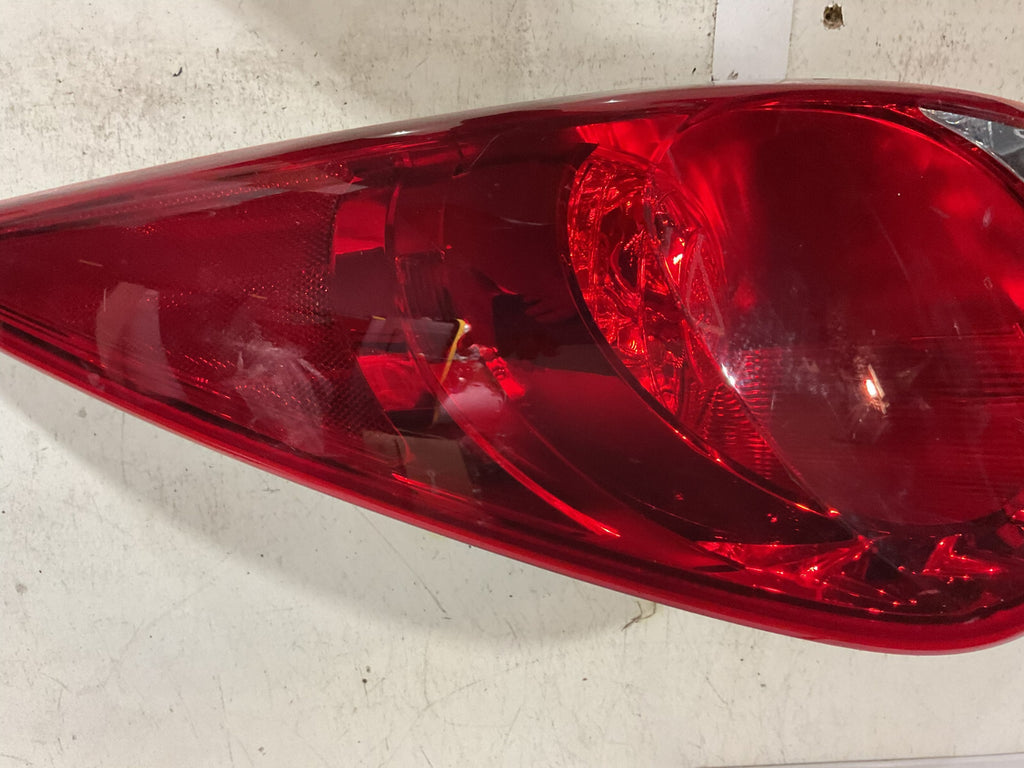 Tail light Damaged Right Passenger RH 11 - 14 Hyundai Sonata 92401-3Q OEM