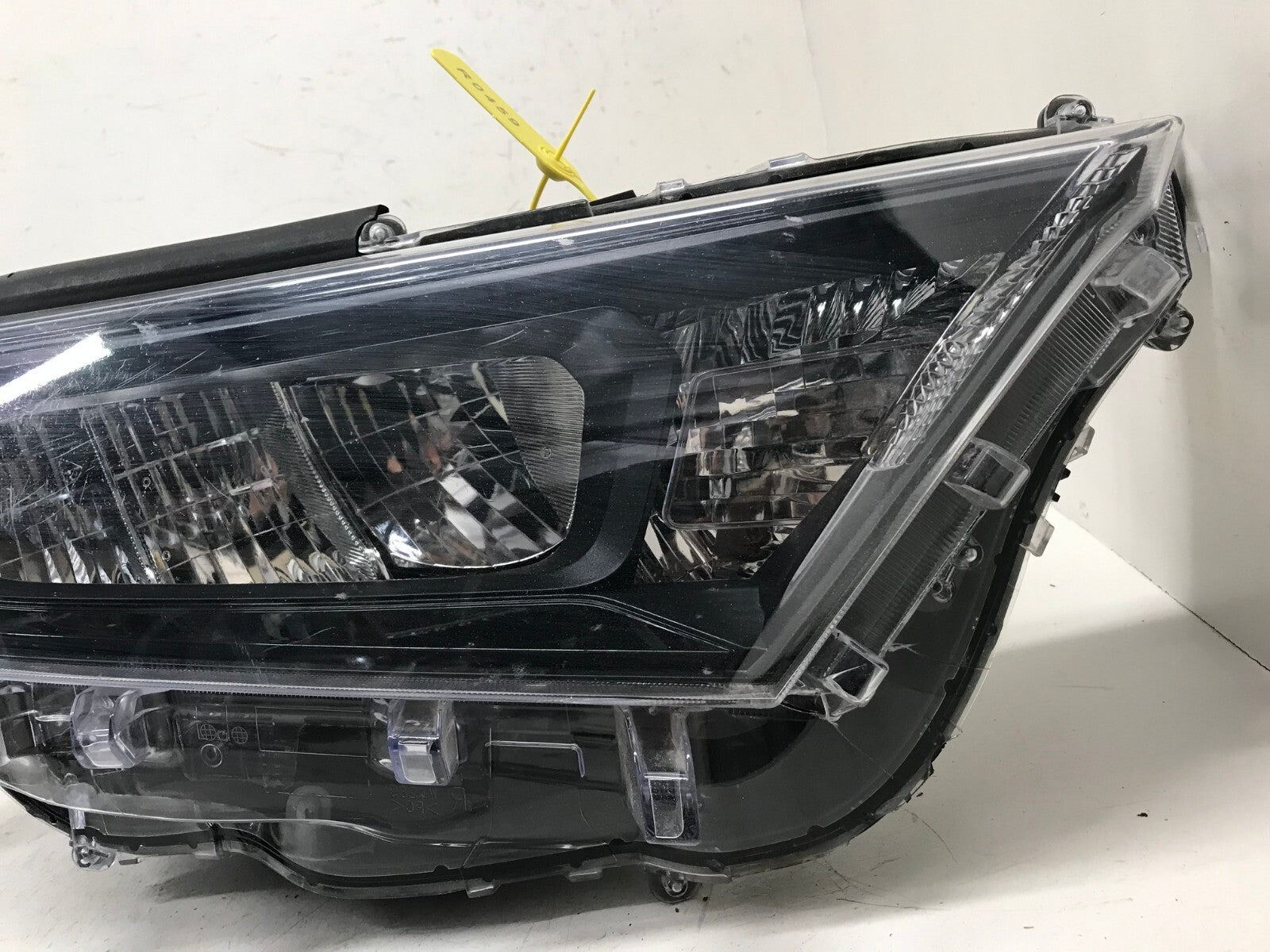 Headlight Damaged Passenger RH Right 2019 2020 2021 RAV4 81130-42812 OEM