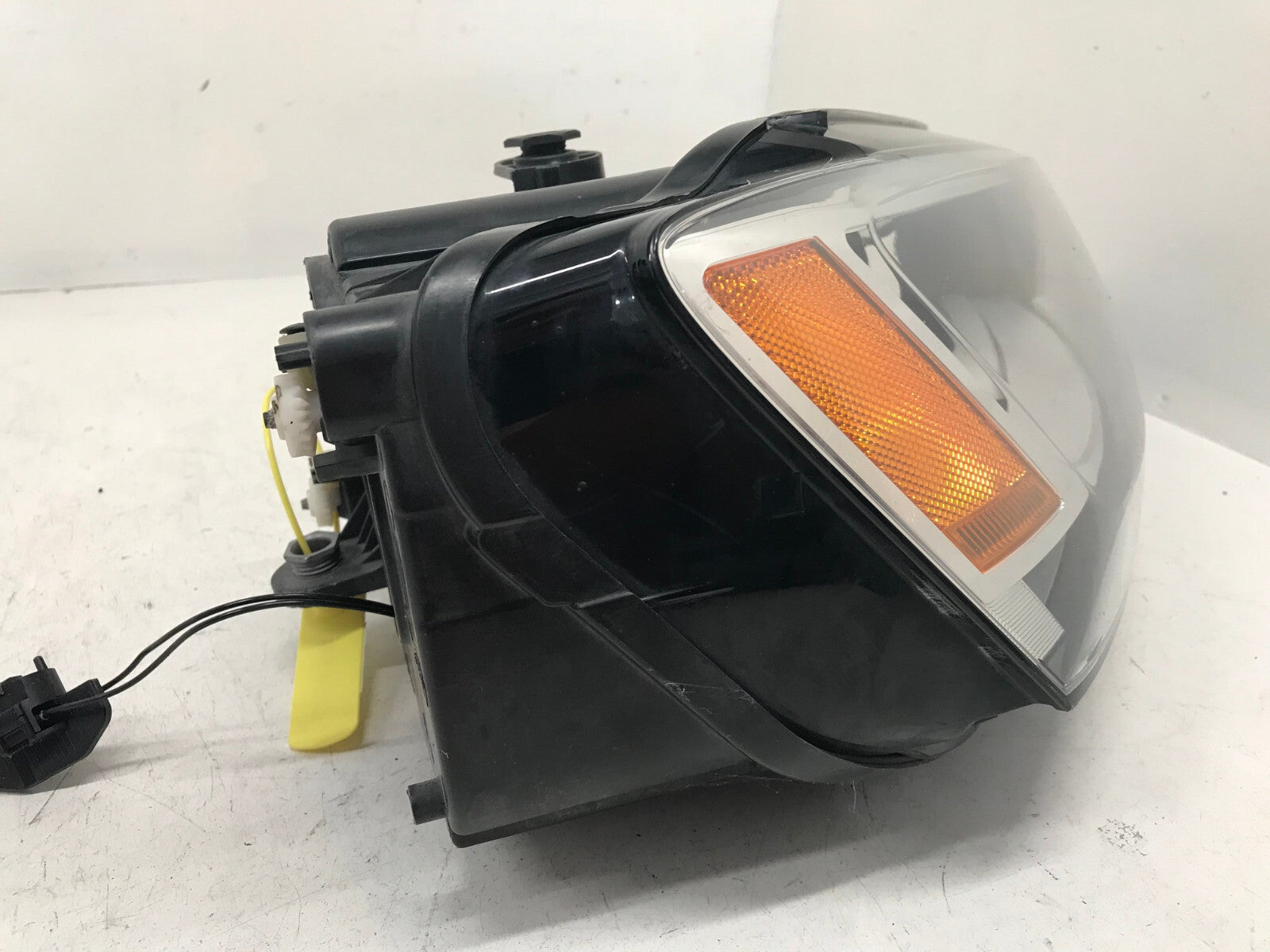 Headlight Damaged Passenger RH Volkswagen Jetta Sedan 2011-2014 5C7941006 OEM