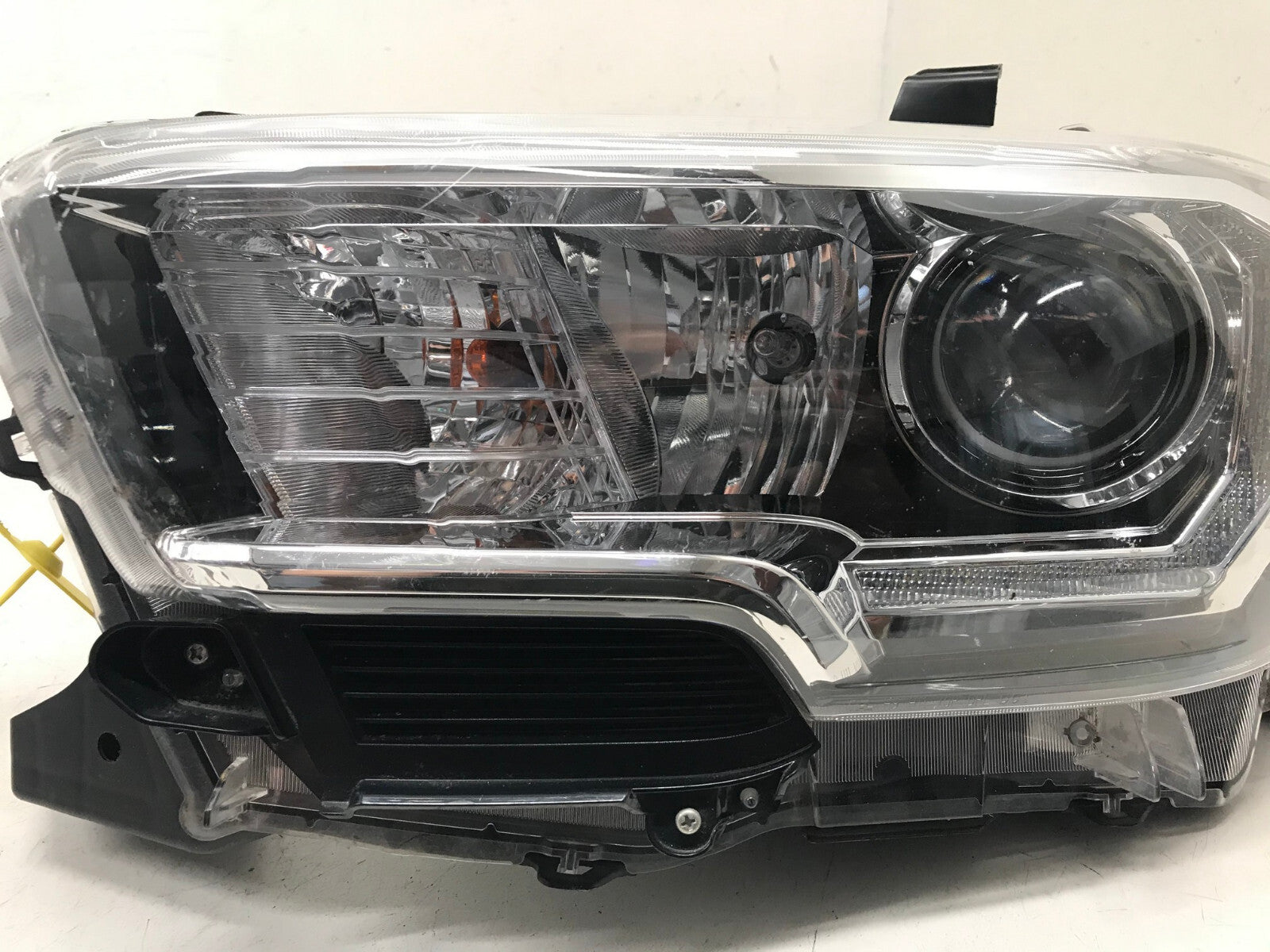 Headlight Damaged Left Driver LH Toyota Tacoma 2016-2021 8115004250 OEM