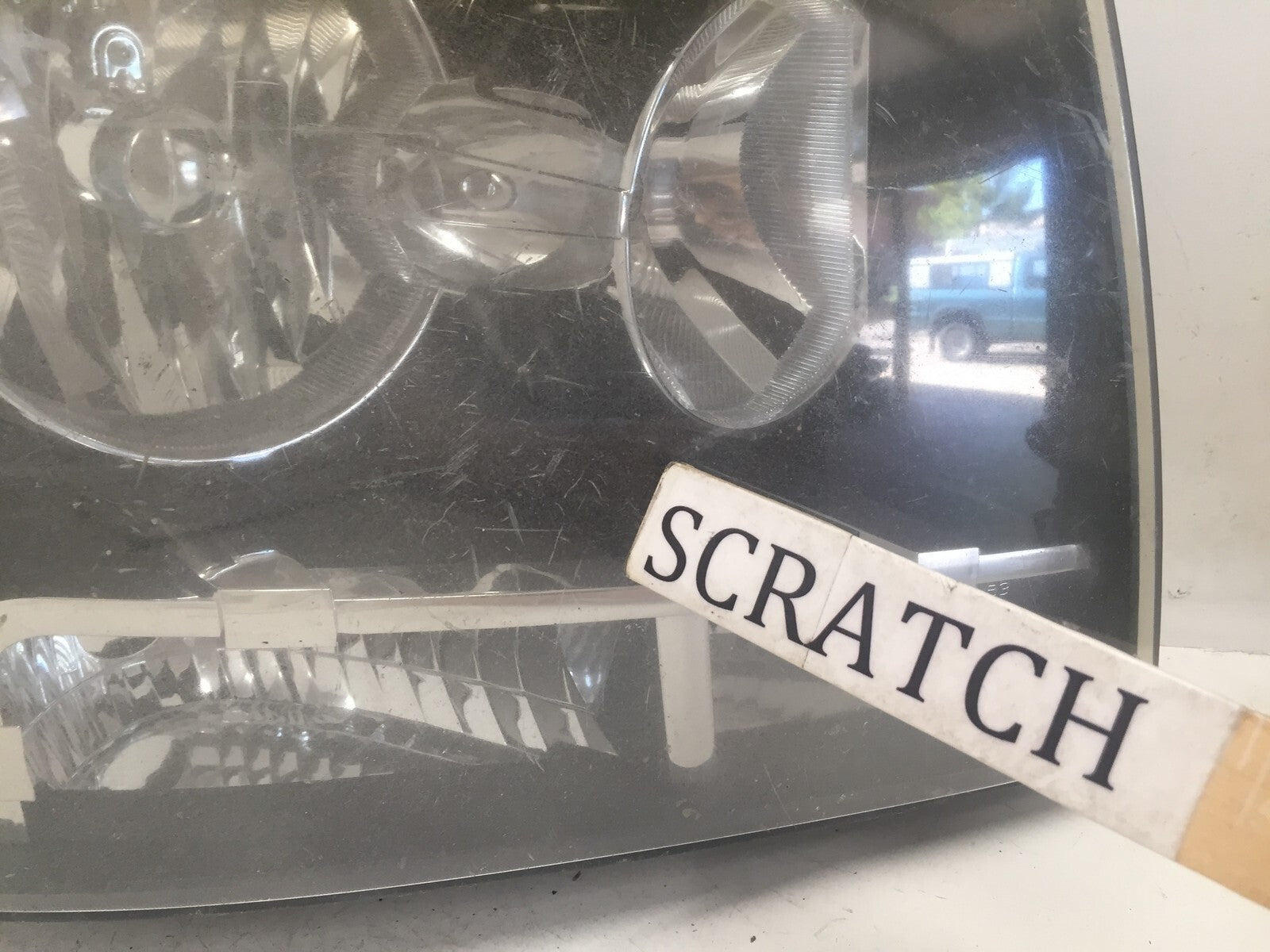 Headlight Damaged Lamp Right RH Chevy Suburban 1500 Avalanche Tahoe 07-2014 OEM