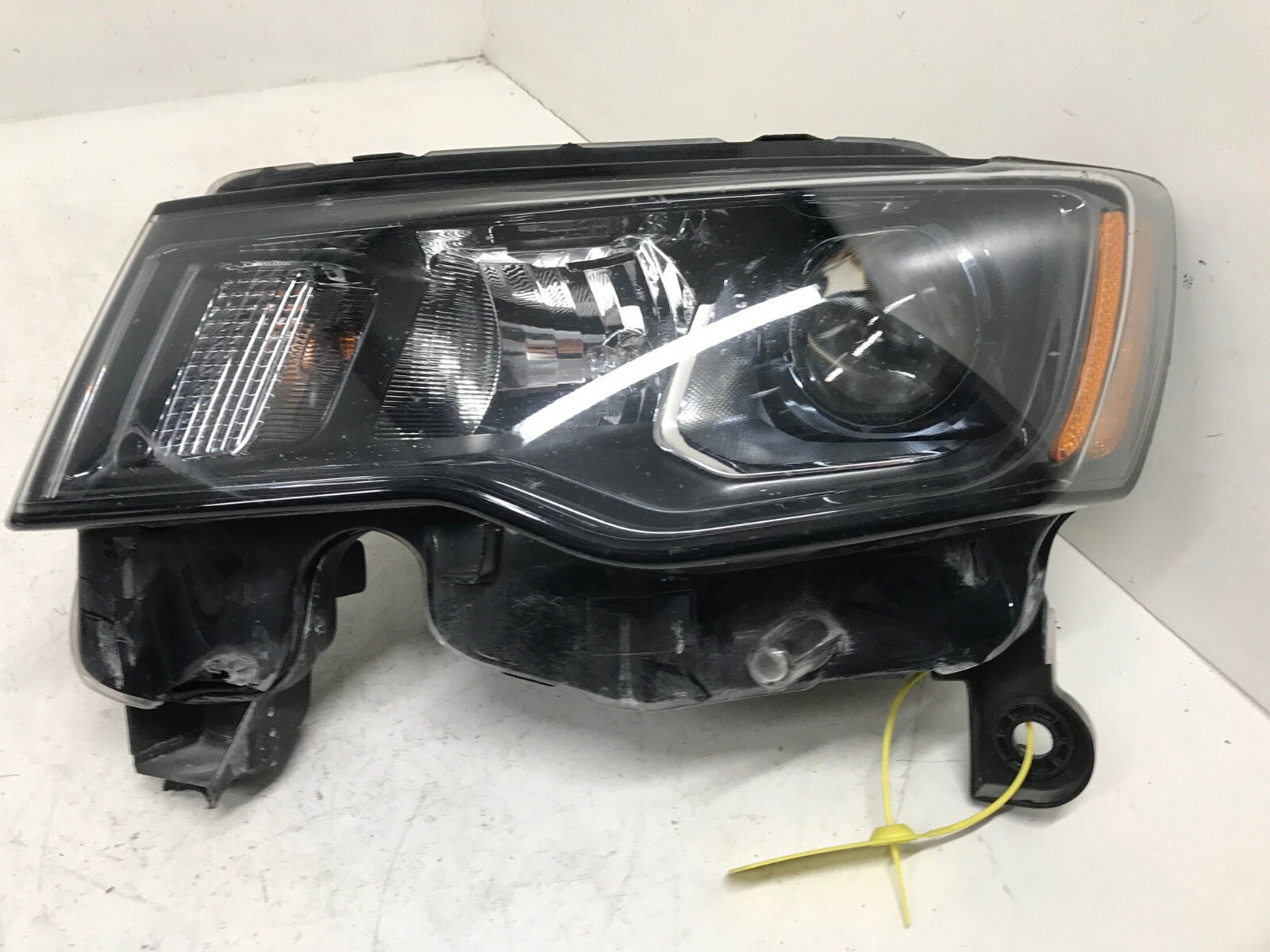 Halogen Headlight Damaged Driver LH Jeep Grand Cherokee 2017-2021 68266647AD OEM